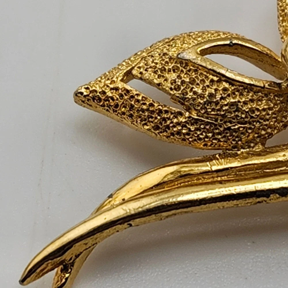 Vintage Gold Tone‎ Textured Flower Brooch Pin Floral Bouquet Jewelry